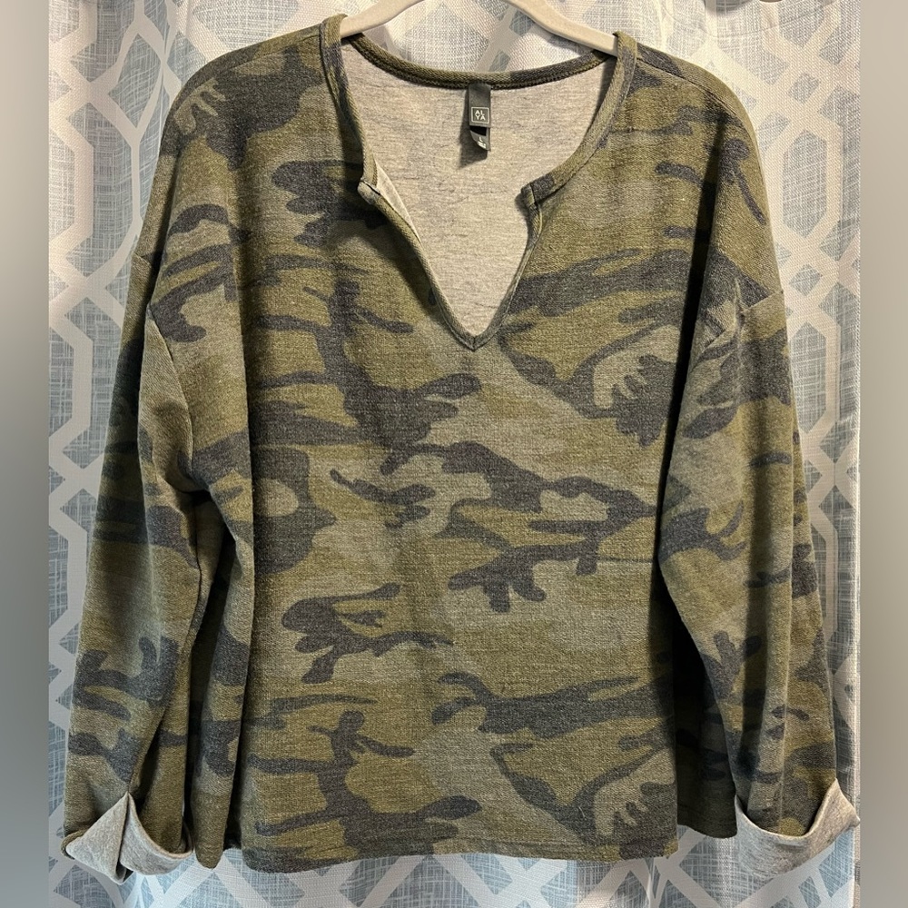 Alya Gray Camouflage cropped oversized long sleeve Top